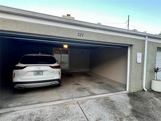 Building Photo - 727 N Himes Ave