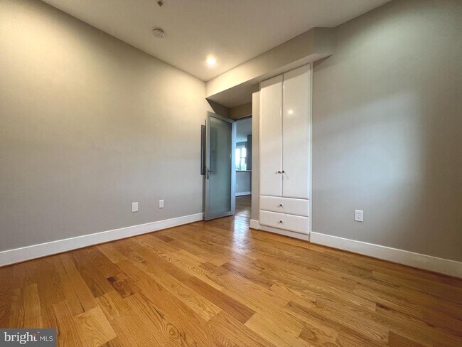 Building Photo - 1209 G St SE