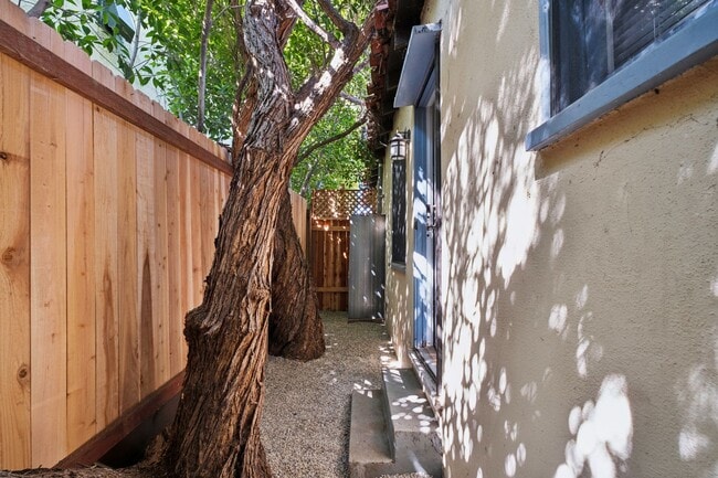 Building Photo - Private and comfortable 1 bed, 1 bath bung...