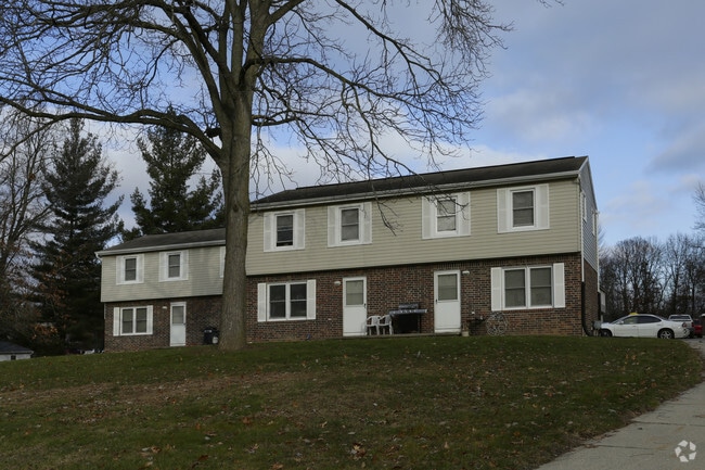 Building Photo - Robertson Court