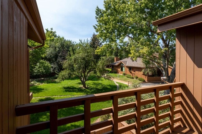 Building Photo - Beautiful Townhome in Central Colorado Springs!