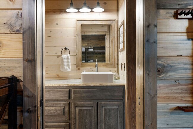 Building Photo - 222 Lost Creek Trl