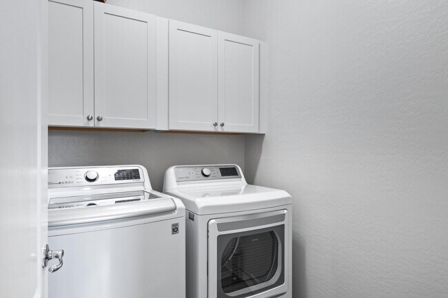 Building Photo - 3846 E Palmer St