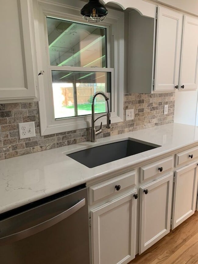 Building Photo - Beautiful 4 Bedroom Quad Level Located in Buffalo Ridge!!!!