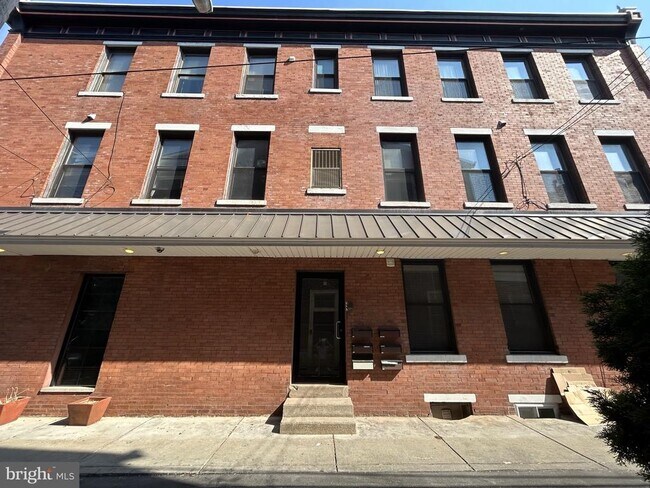 Building Photo - 727 S 2nd St