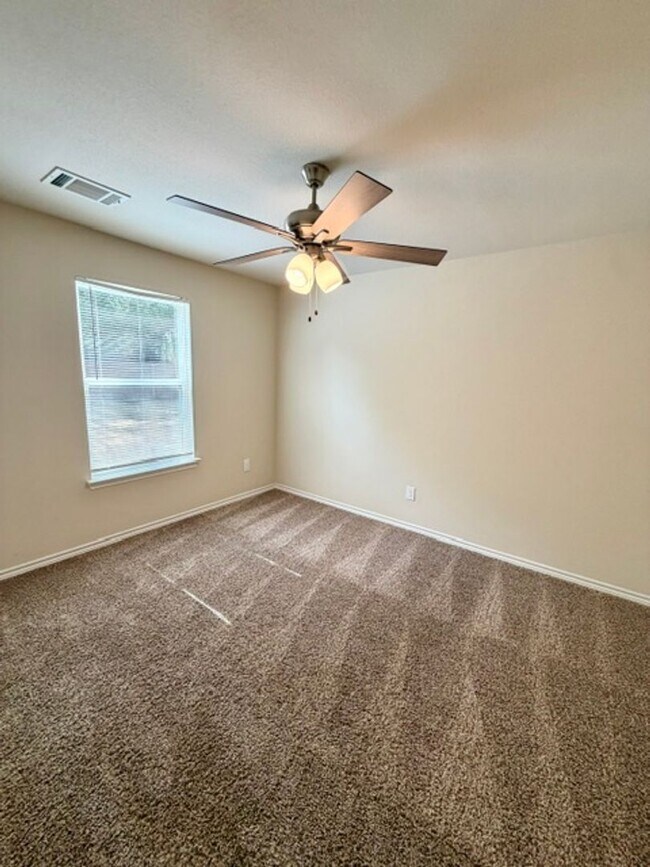 Building Photo - 102 Pecan Dr