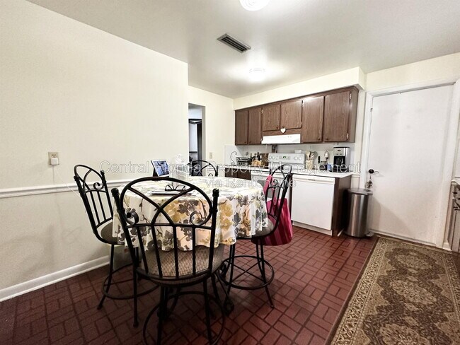 Building Photo - 3137 Thistlehill Dr