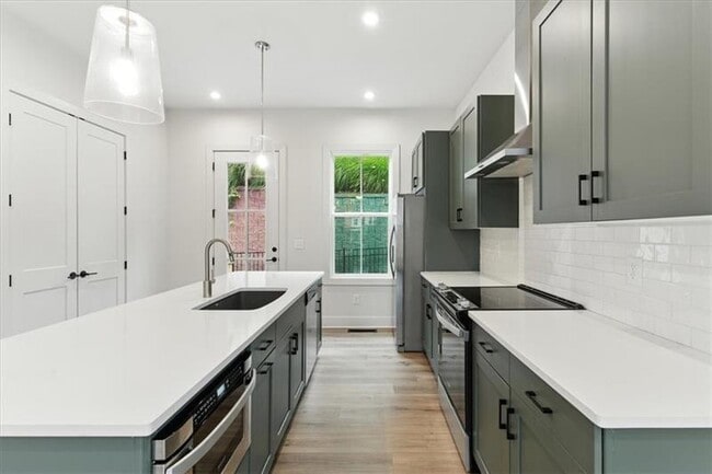 Building Photo - 170 Color Cir