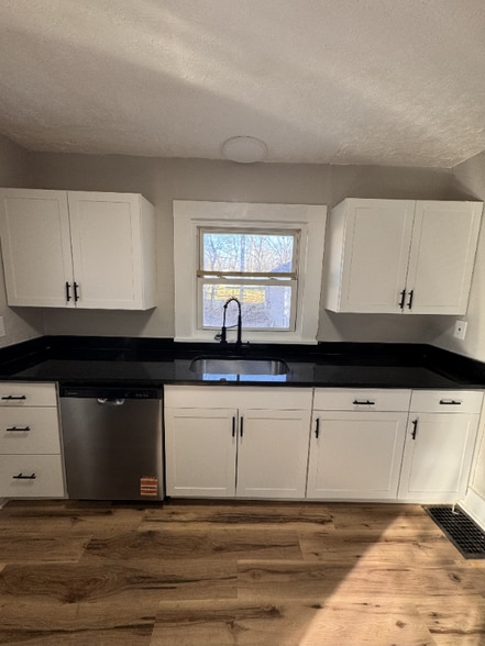 Building Photo - 208 W Brown Ave