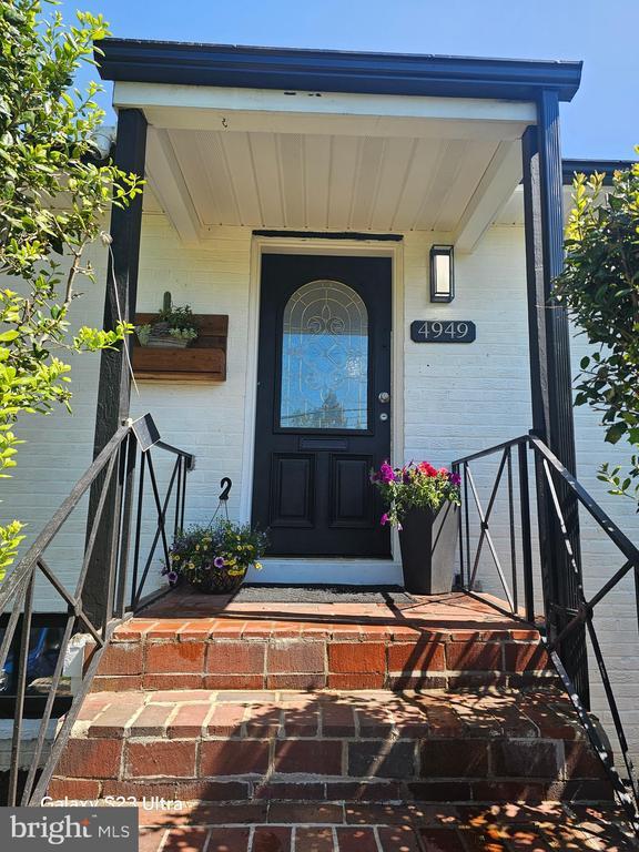 Building Photo - 4949 Old Dominion Dr