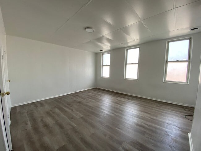 Building Photo - 237 Ella St