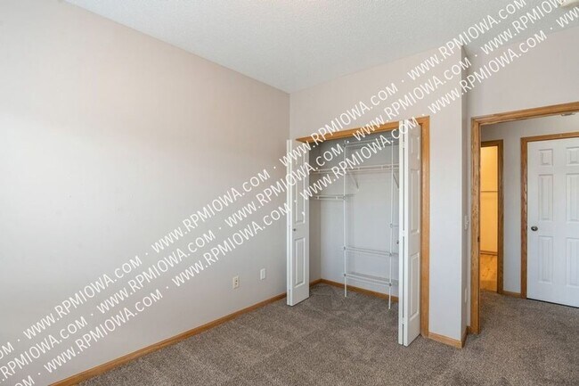 Building Photo - 2323 E Porter Ave