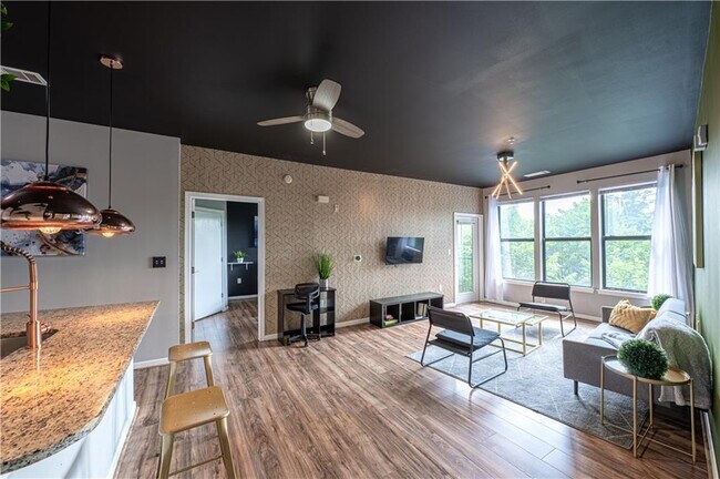 Building Photo - 898 Oak St SW