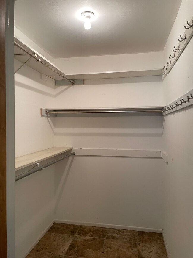 Building Photo - 1.5 Miles to Gruene / Fridge, Washer & Dryer Included / 2 Living Areas / Tons of Space / No Carpe...