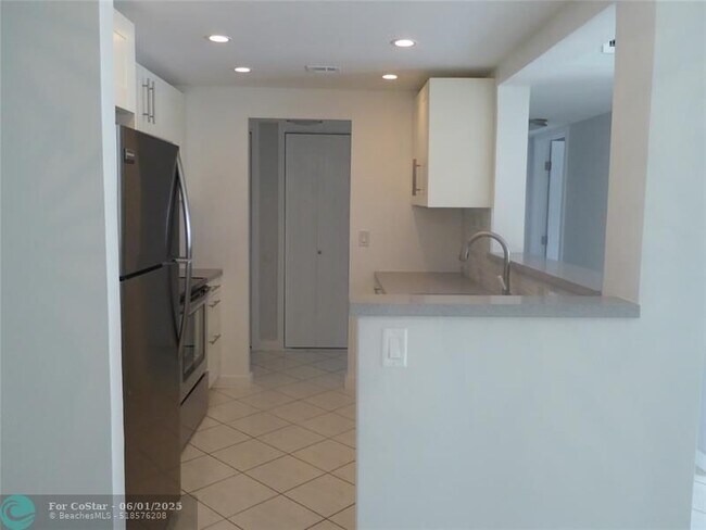 Building Photo - 1009 N Ocean Blvd