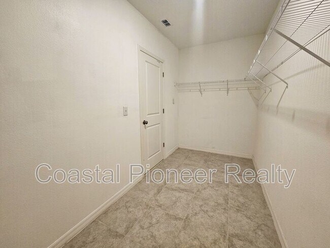 Building Photo - 6822 King Crk Dr