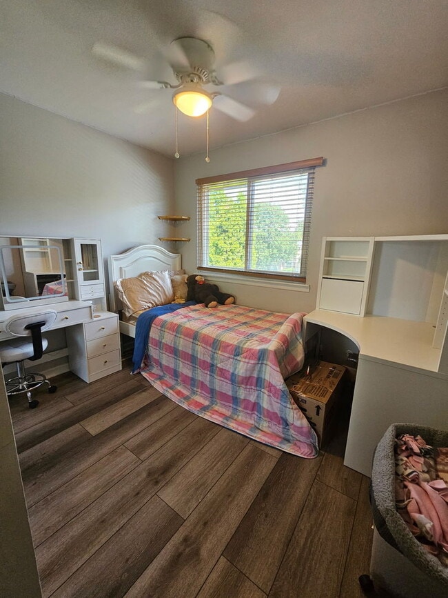 Building Photo - 23W434 Greenbriar Dr