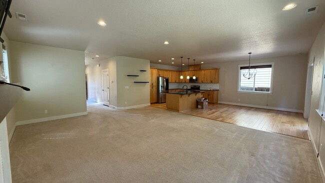 Building Photo - Beautiful 4-Bedroom Home for Lease in the ...