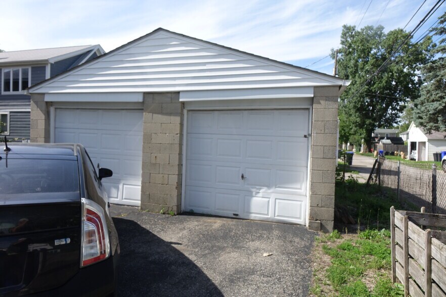 1/2 garage - 908 Thomas Rd