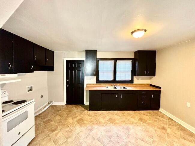 Building Photo - 631 Warner--Move In Ready!
