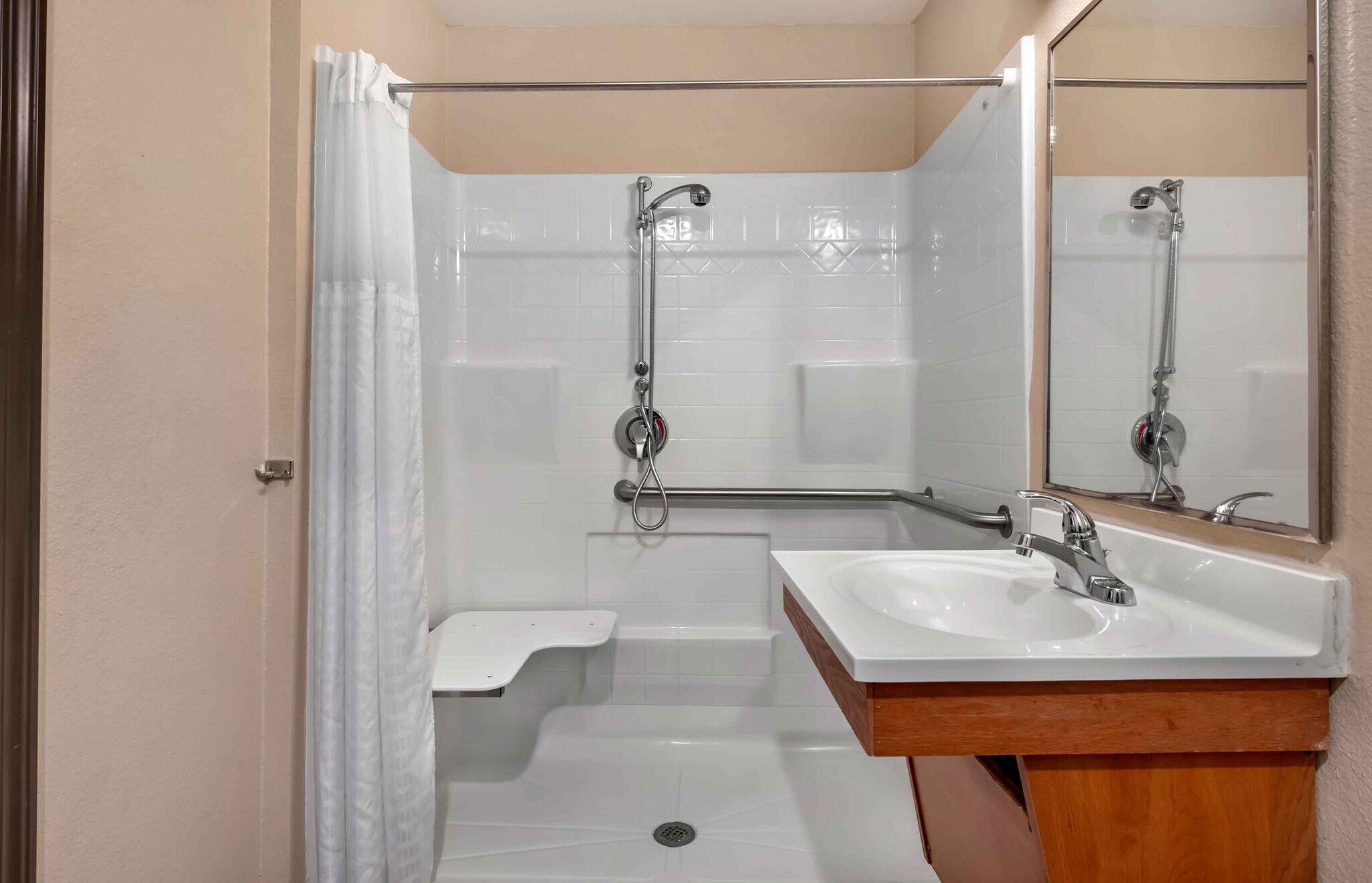 Building Photo - Furnished Studio-Lake Worth