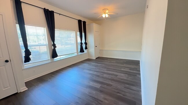 Building Photo - Spacious 4-Bedroom Cul-de-Sac Home with Fenced Yard!