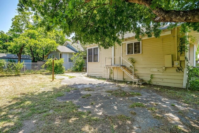 Building Photo - Large 4 Bed, 2 Bath in the heart of Histor...