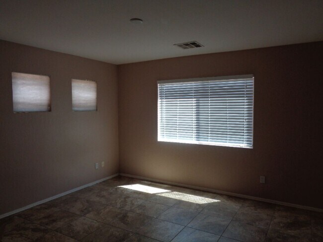 Building Photo - Beautiful 3 bedroom home in lovely neighbo...