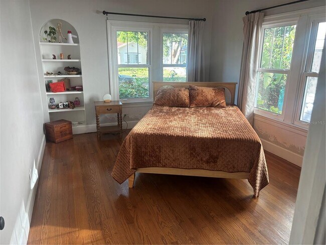 Building Photo - 316 18th Ave NE