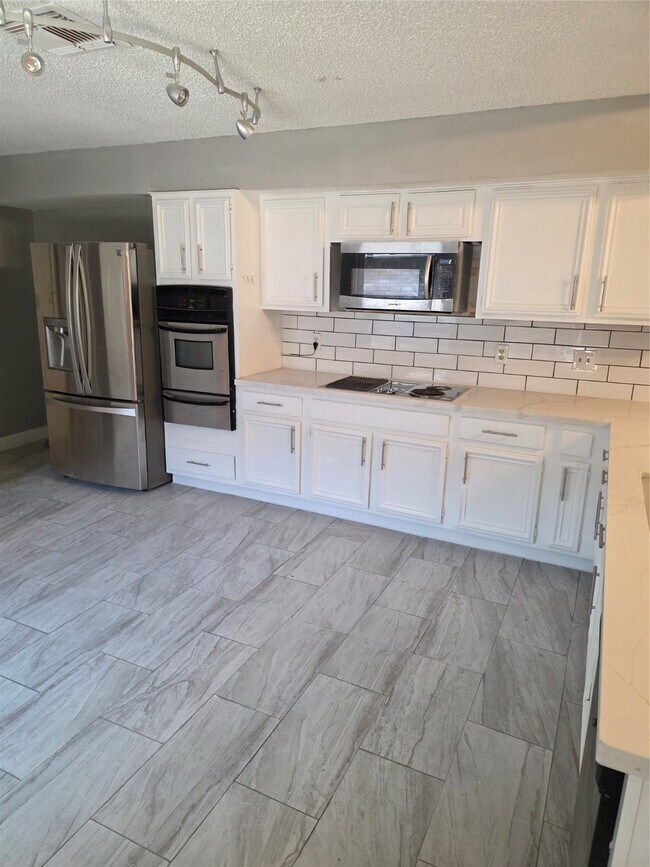 Building Photo - 3214 S Briar Knoll Dr