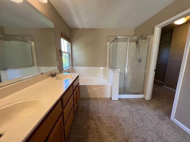 Building Photo - Highly Saught After Stonelake 4 Bedroom with Gorgeous Master Suite!