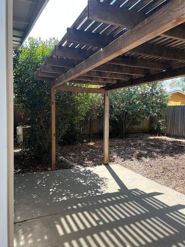 Building Photo - Charming 3 Bedroom, 2 Bath Halfplex in Southwest Woodland