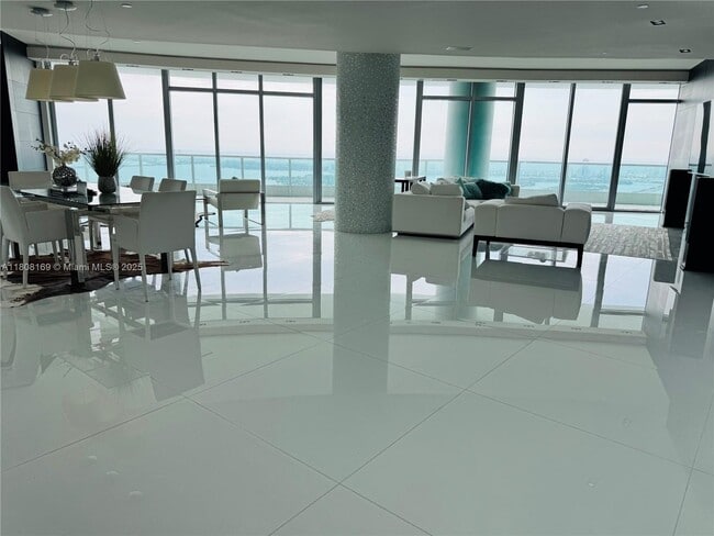 Building Photo - 900 Biscayne Blvd