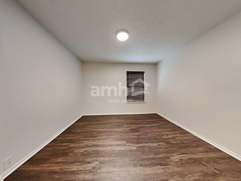 Building Photo - 933 Paddington Dr E