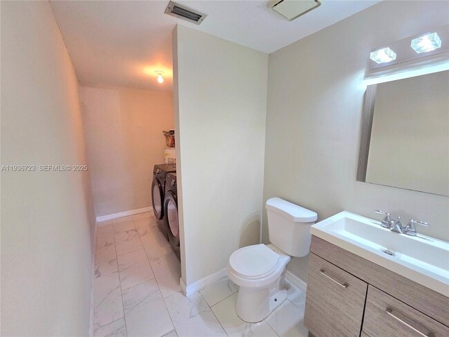 Building Photo - 121 San Remo Blvd