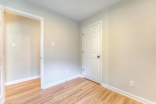 Building Photo - 548 N 6th St