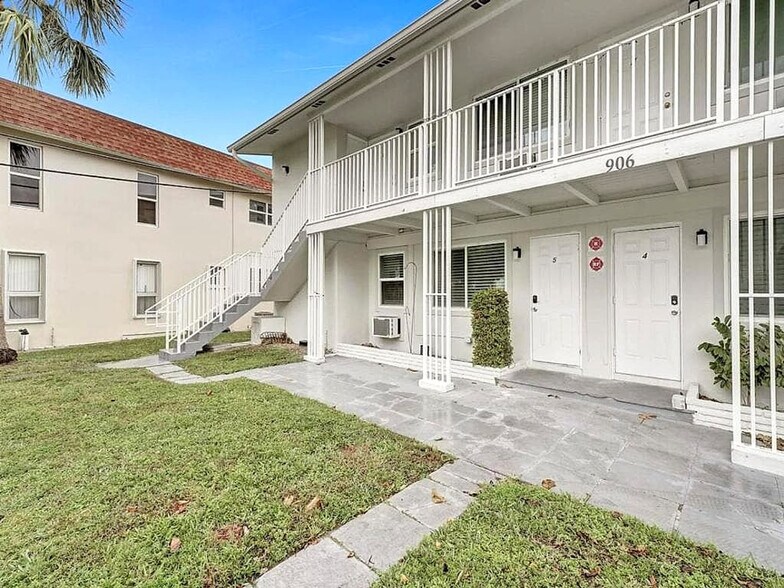 Building Photo - 906 N Riverside Dr