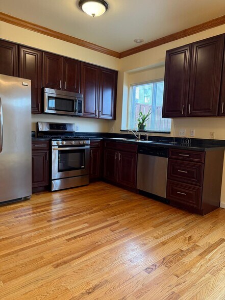 Building Photo - 5785 Kingsbury Pl