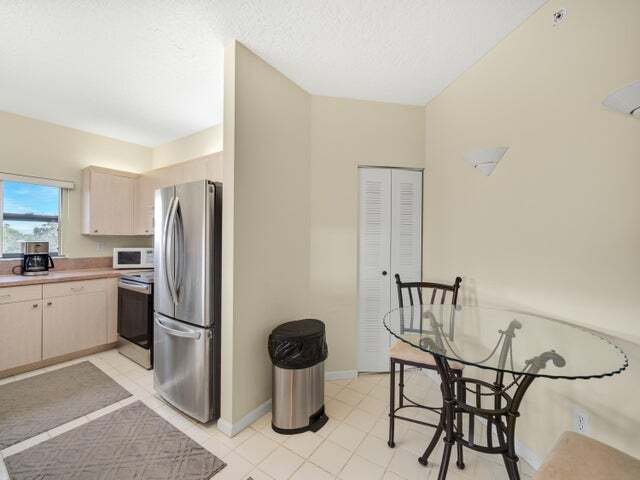 Building Photo - 200 Uno Lago Dr