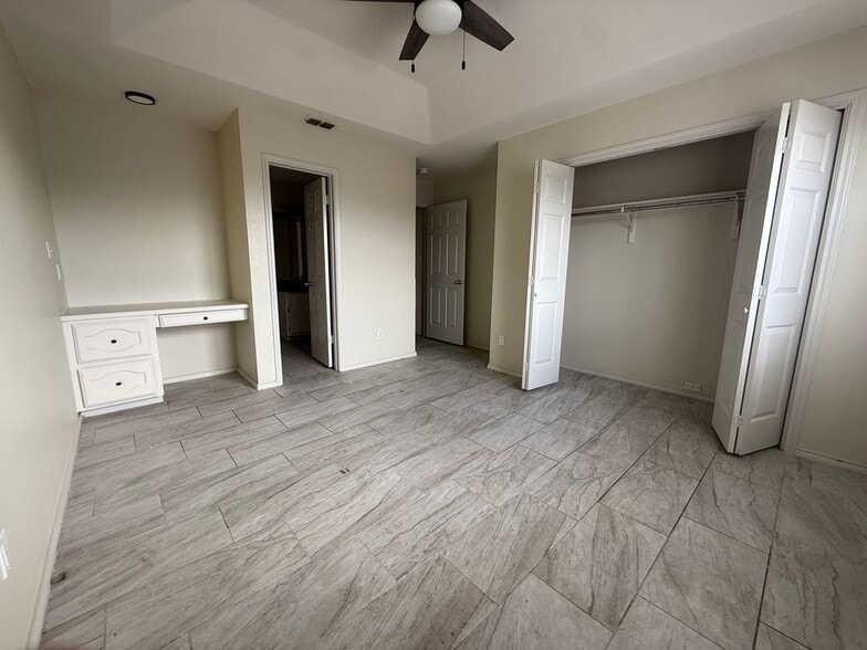 Building Photo - 1802 Oasis Dr