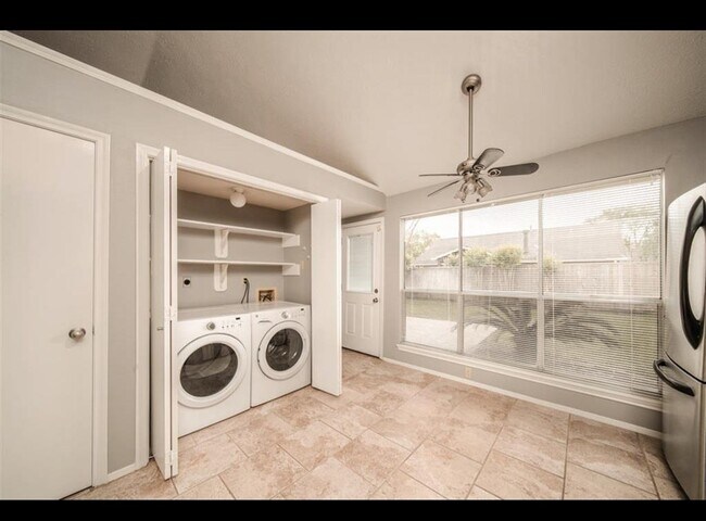 Building Photo - 2903 Avanti Dr