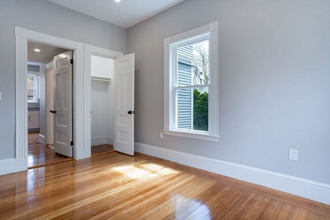 Building Photo - 55 Lyndhurst St