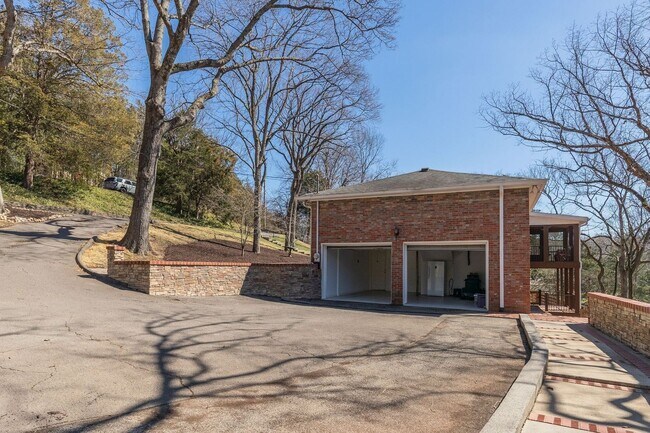 Building Photo - Shy's Hill Road Rental