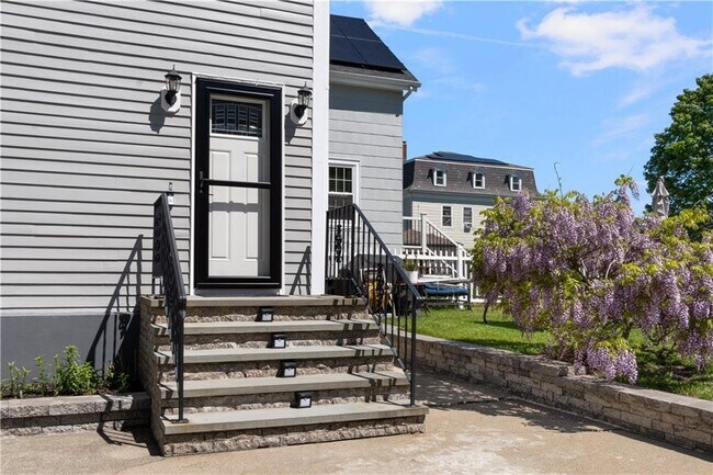 Building Photo - 706 Hope St