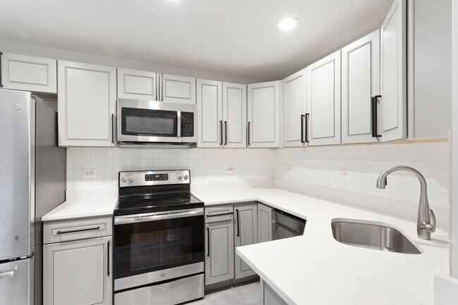 Building Photo - 6826 N Ridge Blvd