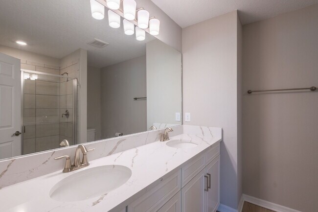 Building Photo - Gorgeous 3-Bed/2.5-Bath Townhome in Treves...