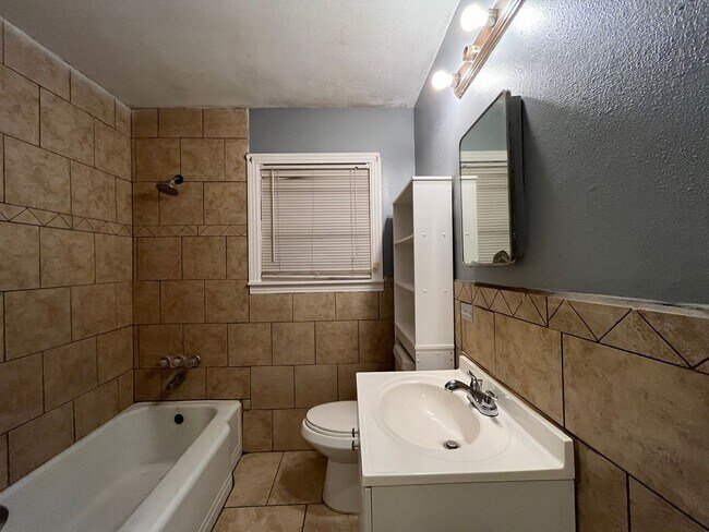 Building Photo - 2 bedroom 1 Bath Central City