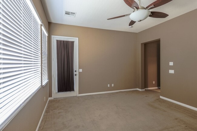 Building Photo - Fabulous Single Story 3 Bedroom Home Conve...