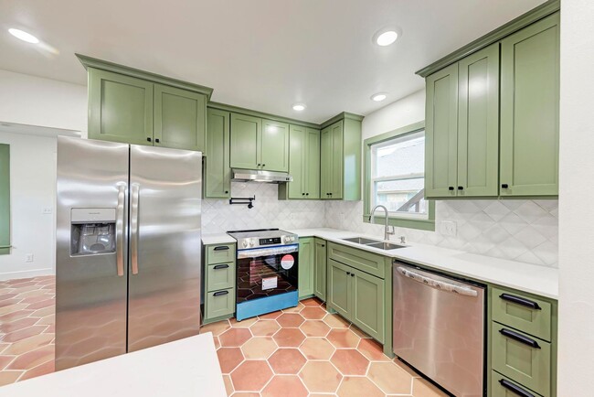Building Photo - Stunning 3/2.5 with Office in West Lampasas