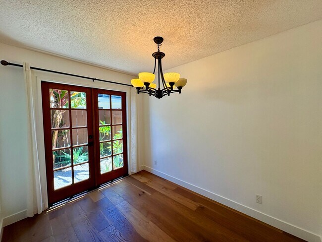 Building Photo - Amazing Two Bed 1.5 Bath Condo - University Heights - Garage & Driveway Parking